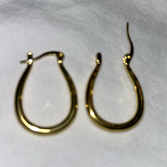 Oval shaped gold tone hoops 1 1/2” drop - Picture 2 of 2
